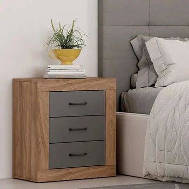 Mesita de noche L’AQUILA de tres cajones en diseño elegante y personalizable para dormitorio.