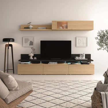 Mueble salón de melamina en tonos madera clara y negro, con mueble bajo, panel de TV y estantes flotantes.