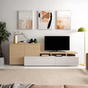 Mueble salón de tres módulos en tonos madera clara y blanco, con armario alto, puertas lisas y espacio para televisor.