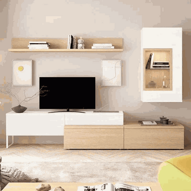 Mueble salón modular en blanco y madera clara, con mueble bajo de puertas lisas, vitrina colgada y estante abierto.