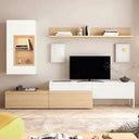 Mueble salón de líneas modernas en blanco y madera clara, con mueble bajo, vitrina colgada, estante y espacio para TV.