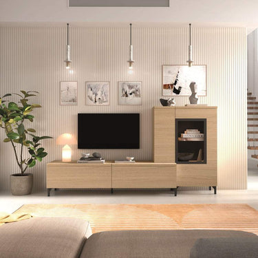 Mueble salón de madera clara con acabado veteado, formado por mueble bajo para TV y vitrina con puerta de cristal negro.