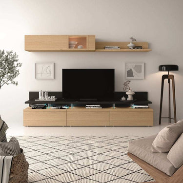 Mueble salón de melamina en tonos roble claro y negro, con módulos bajos, soporte de TV y estante mural.