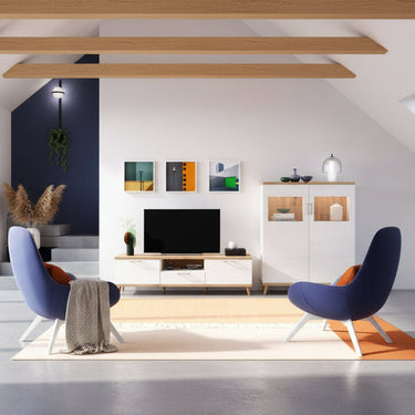Mueble salón de melamina blanca y madera clara, con módulo bajo para TV de puertas y cajón y vitrina doble.