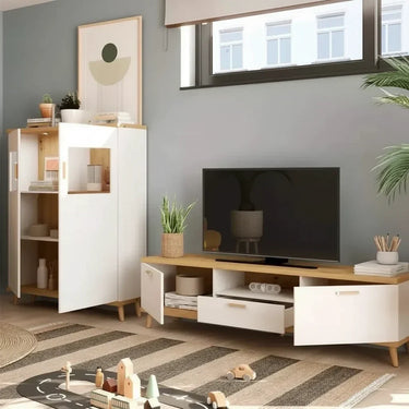 Mueble salón con vitrina y módulo bajo para TV, en blanco y madera clara, con puertas abatibles y cajón.