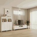Mueble salón en tono blanco, de líneas modernas, con vitrina de dos puertas y módulo bajo para TV con cajón.