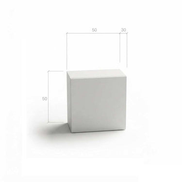 Mueble salón con cubo cerrado blanco de acabado liso y diseño rectangular; mide 50 cm de ancho y alto.