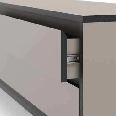 Mueble TV in matte taupe melamine with sleek, handleless cabinet fronts and a dark charcoal top and frame.