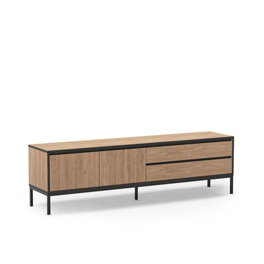 Mueble TV in warm oak-effect melamine, with two cabinet doors, two drawers and slim black metal legs.