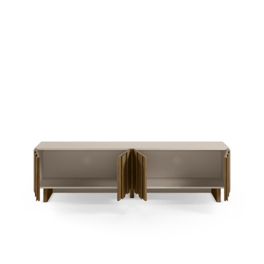 Mueble tv bajo de diseño minimalista en color crema con puertas de roble oscuro y frentes de líneas verticales texturizadas.