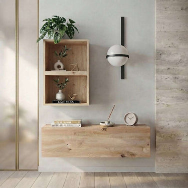 Recibidor de madera clara con veta natural, módulo bajo con puerta abatible y cubo superior abierto para almacenaje.