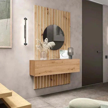 Recibidor de madera en tono roble claro, con panel trasero de listones verticales, espejo redondo y módulo suspendido con puerta lisa.