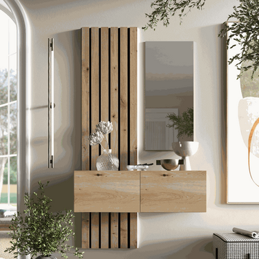 Recibidor de madera clara con panel trasero de listones verticales, dos puertas y espejo rectangular estrecho.