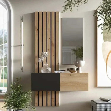 Recibidor de madera en tono natural y negro, con panel de listones verticales, dos puertas y espejo rectangular.
