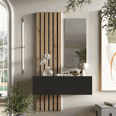Recibidor de melamina en acabado madera natural y negro, con panel vertical de listones, módulo cerrado y espejo rectangular.