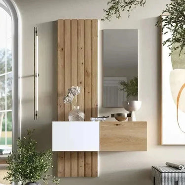 Recibidor de madera en tonos blancos y naturales, con panel de listones verticales, dos armarios y espejo rectangular.