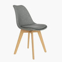 Silla de comedor Silla AMSTERDAM con tapizado gris texturizado, asiento acolchado y patas de madera clara.
