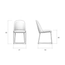 Silla de comedor tapizada en gris claro, con asiento y respaldo acolchados y patas metálicas finas.