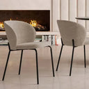 Silla de comedor tapizada en tejido gris jaspeado, con respaldo envolvente y patas de hierro negro.