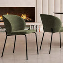 Silla de comedor verde oliva con tapizado texturizado en asiento y respaldo curvo, y patas negras de metal.
