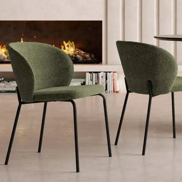 Silla de comedor verde oliva con tapizado texturizado en asiento y respaldo curvo, y patas negras de metal.