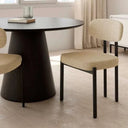Silla de comedor Silla DURBAN con tapizado beige texturizado en asiento y respaldo, y patas de metal negro.