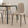 Silla de comedor beige tapizada en tela lisa, con respaldo curvo y patas metálicas negras sin reposabrazos.