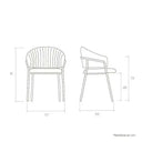 Silla de comedor blanca con respaldo curvado y rayas verticales en respaldo, estructura sencilla y patas delgadas.