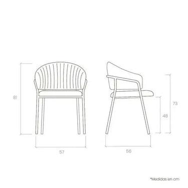 Silla de comedor blanca con respaldo curvado y rayas verticales en respaldo, estructura sencilla y patas delgadas.