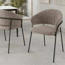 Silla de comedor tapizada gris con respaldo curvado y patas metálicas negras de diseño moderno y líneas finas.
