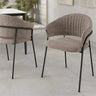 Silla de comedor tapizada gris con respaldo curvado y patas metálicas negras de diseño moderno y líneas finas.