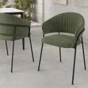 Silla de comedor tapizada en color verde con respaldo curvado de líneas finas y patas metálicas negras.