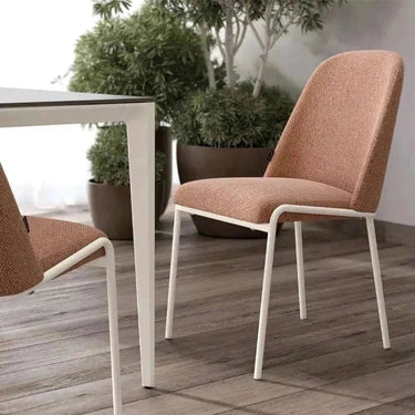 Pack de 4 sillas de comedor CALGARI tapizadas con patas negras y chasis de hierro, diseño nórdico, colores variados, cómodas y duraderas.