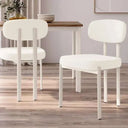 Silla de comedor tapizada color nácar con patas blancas y diseño moderno, ergonómica y acolchada para confort.