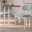 Silla de comedor tapizada en gris con patas blancas de metal, asiento y respaldo acolchados, diseño moderno y sencillo.