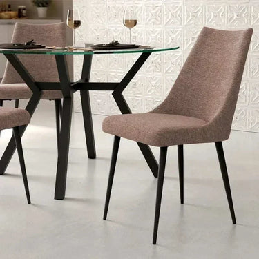 Silla de comedor tapizada en tono marrón topo, con asiento y respaldo de tela y patas metálicas negras.
