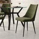 Silla de comedor verde oliva, tapizada en tejido texturizado con respaldo alto y patas metálicas negras estilizadas.