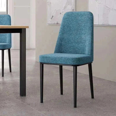 Silla de comedor azul con tapizado de tejido texturizado y patas metálicas negras estilizadas.