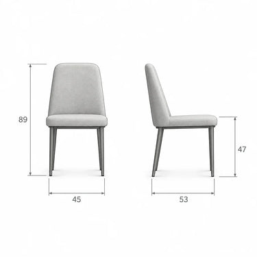 Silla de comedor gris claro tapizada en tela suave, con respaldo alto y patas metálicas negras estilizadas.