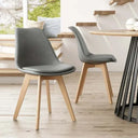 Silla de comedor gris con asiento y respaldo tapizados, patas de madera clara y diseño nórdico de líneas curvas.