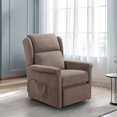 Sillón relax marrón de tejido texturizado, con respaldo acolchado, brazos anchos y bolsillo lateral de almacenaje.