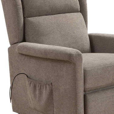 Sillón relax tapizado en tejido marrón grisáceo, con respaldo alto, brazos acolchados y bolsillo lateral.