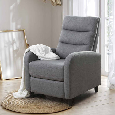 Sillón Relax gris de tejido suave, con respaldo acolchado, asiento amplio y reposapiés reclinable integrado.