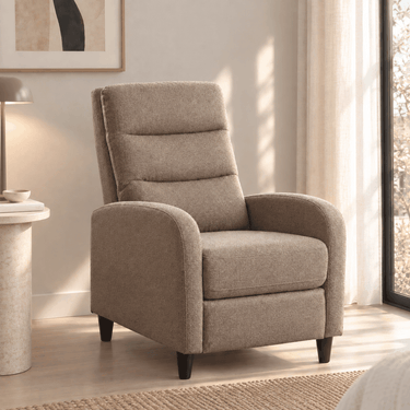 Sillón Relax marrón de tejido suave, con respaldo y asiento acolchados, brazos curvos y patas negras.