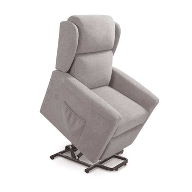 Sillón relax gris de tejido suave, con respaldo acolchado, brazos amplios y mecanismo metálico Power-Lift visible en la base.