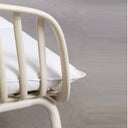 sillón de jardín mod abura con cojines beige en terraza moderna