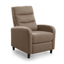 Sillón Relax de tejido marrón con respaldo acolchado, amplios brazos curvos y patas negras cortas.