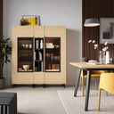 Vitrina de comedor en melamina color madera clara, con dos puertas acristaladas y estantería central abierta.