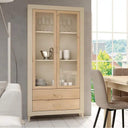 Composición Salón ASTI con mueble de TV y vitrina de diseño moderno y materiales sostenibles