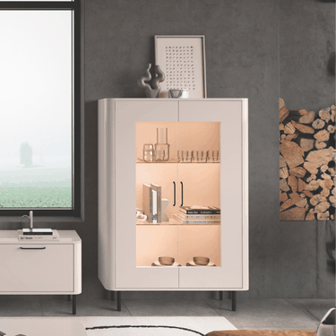 Vitrina baja NAPOLI con cantos redondeados y estantes de cristal, moderna y funcional para salones con espacio limitado.